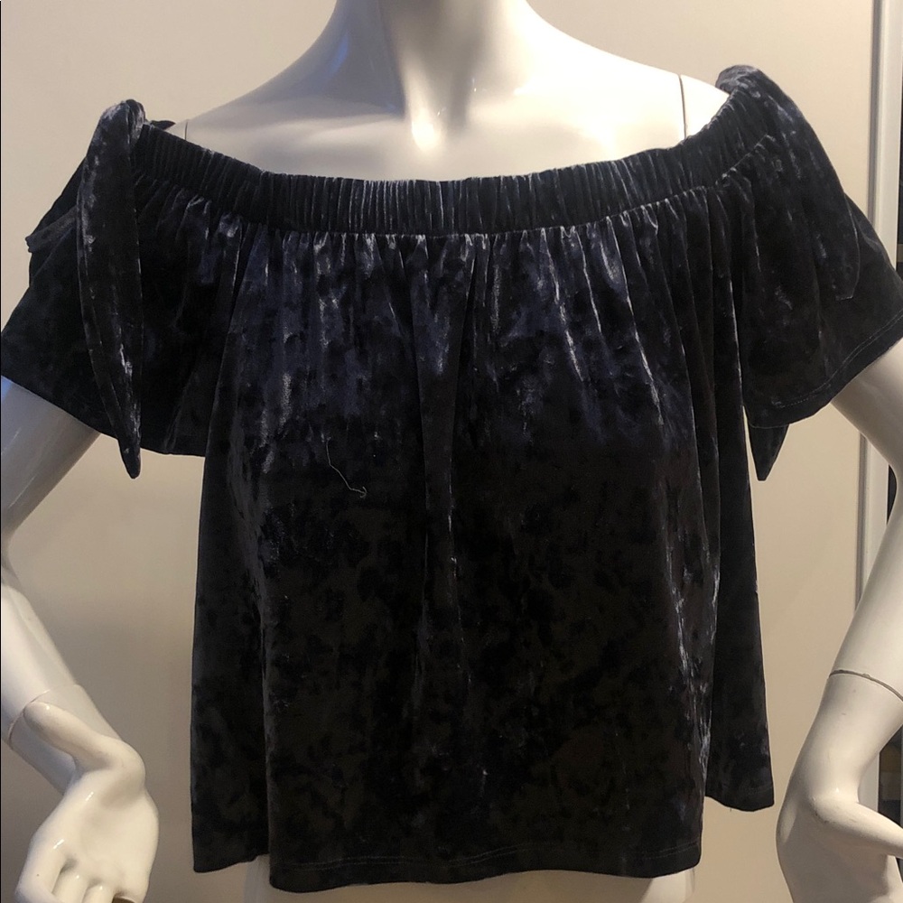 Chic Off-Shoulder Velvet Top in Midnight Blue